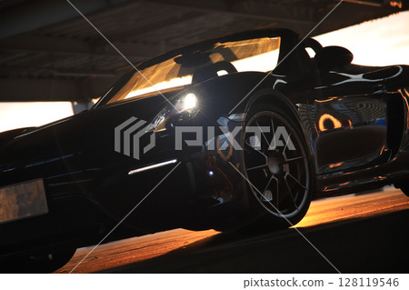 有光澤的黑色敞篷車 128119546