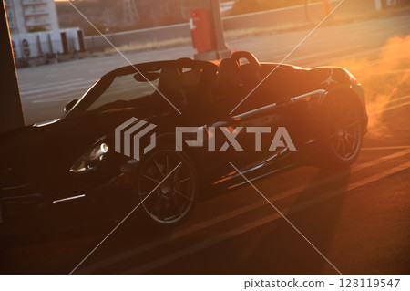 有光澤的黑色敞篷車 128119547