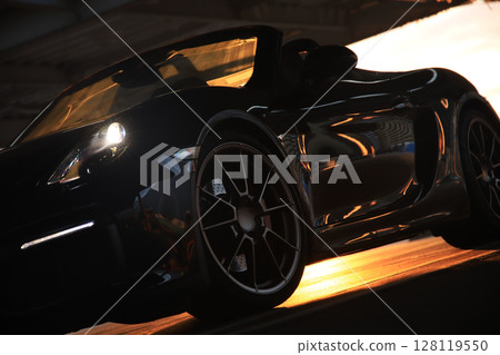 有光澤的黑色敞篷車 128119550