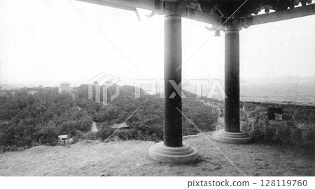老照片:1931年,日治時期的北韓平壤。從牡丹峰朝星台眺望乙未台和宣武門。 老照片:1931年,日治時期的北韓平壤。從牡丹峰朝星台眺望乙未台和宣武門。 128119760