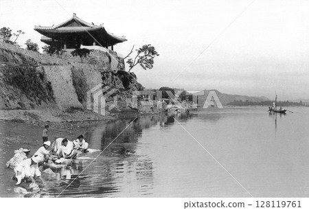 老照片:1931年日治時期朝鮮平壤大同江和蓮湖亭 老照片:1931年日治時期朝鮮平壤大同江和蓮湖亭 128119761