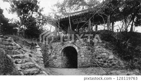 老照片:1931年日治時期朝鮮平壤牡丹峰玄模門 老照片:1931年日治時期朝鮮平壤牡丹峰玄模門 128119763