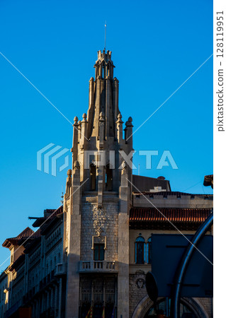 西班牙巴塞隆納：一座遍佈高第建築的城市 128119951