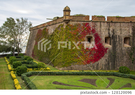 西班牙巴塞隆納的高第建築 128120096