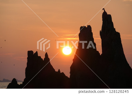 Sunrise over the rocks Sunrise over the rocks 128120245
