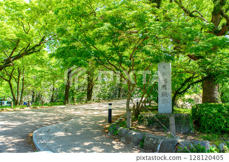 福岡城跡福岡城跡入口處的石碑 福岡城跡福岡城跡入口處的石碑 128120405