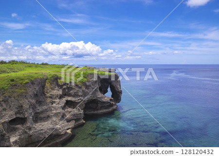 The beautiful sea of Manzamo in Okinawa 128120432