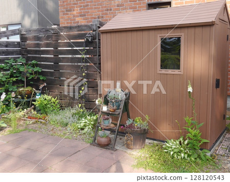 Garden with a storage shed (drawing) 128120543