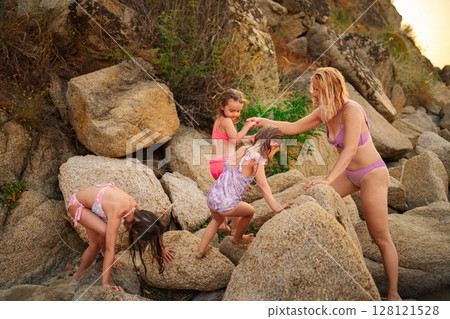 Family bonding and joyful adventures at the beach on a sunny day 128121528