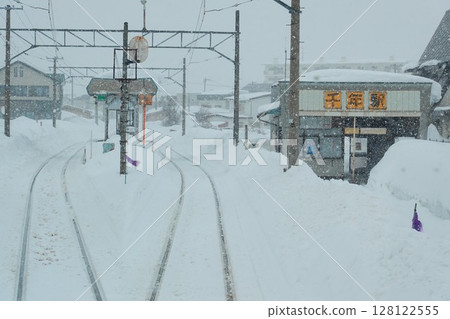 From the scene at Sennen Station on the Konan Railway in Hirosaki City, Aomori Prefecture 128122555