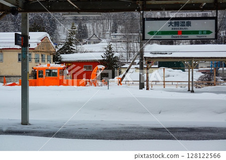 A winter scene from Owani Onsen Station on the Ou Main Line 128122566