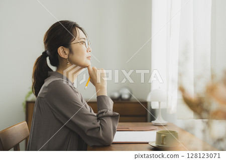 一位女士在家中的辦公桌前 128123071