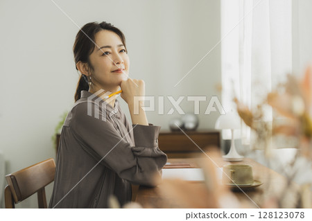 一位女士在家中的辦公桌前 128123078