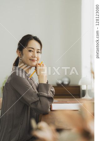 一位女士在家中的辦公桌前 128123080