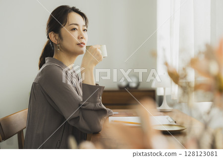 一位女士在家中的辦公桌前 128123081