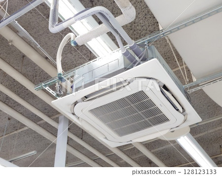 商用空調運轉中 128123133
