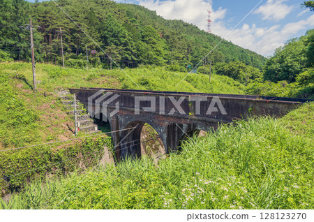 [Megane Bridge] Aqueduct bridge over the Kurazo River [Shiojiri City] 128123270