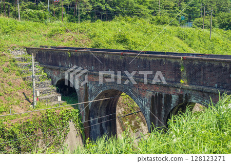 [眼鏡橋] 橫跨藏藏川的渡槽橋 [鹽尻市] 128123271