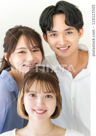 微笑的青年 128123505