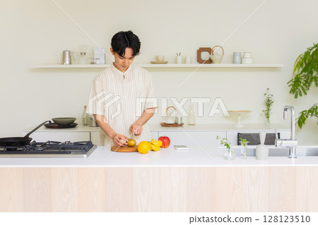 站立在廚房裡的一個人 128123510