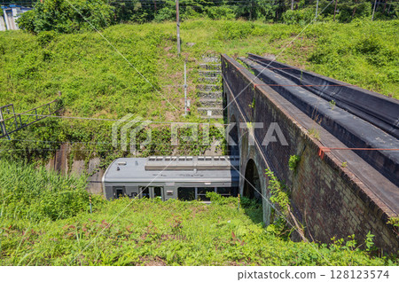 [Megane Bridge] A train passing through the aqueduct on the Kurazo River [Shiojiri City] 128123574