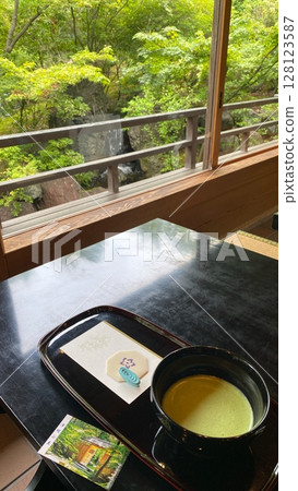 Fresh green landscape 128123587