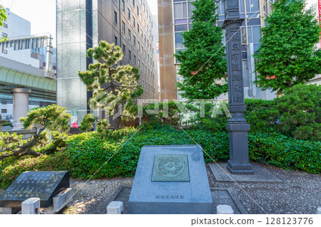 Tokyo Nihonbashi: Japan National Road Origin Marker and Tokyo City Road Origin Marker 128123776