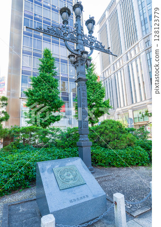 東京日本橋:日本國道起點標記與東京市道路起點標記 東京日本橋:日本國道起點標記與東京市道路起點標記 128123779