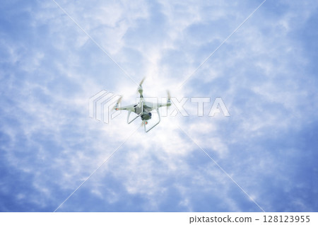 無人機飛行 128123955