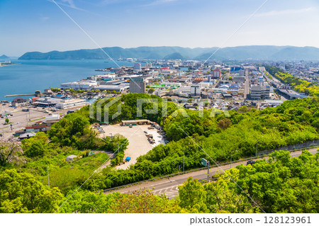 香川縣坂出市的街道景觀 香川縣坂出市的街道景觀 128123961
