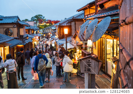黃昏的二年坂，燈籠高高掛，遊客熙熙攘攘。京都府京都市東山區 128124085