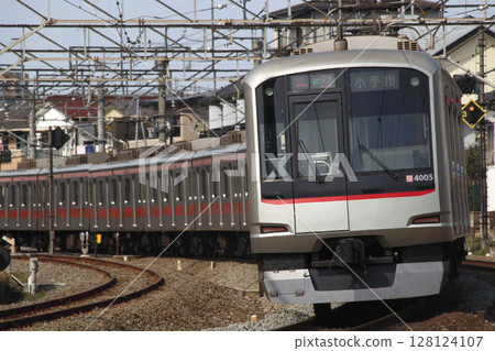 直達西武池袋線：東急東橫線 4000 系列列車（F Kaikyu - 10 輛編組列車） 128124107