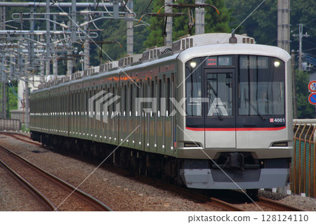 直達西武池袋線:東急東橫線 4000 系列列車(快速 - 10 輛編組列車) 直達西武池袋線:東急東橫線 4000 系列列車(快速 - 10 輛編組列車) 128124110