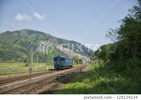 Kyoto Tango Railway Aomatsu 2 running in a relaxed atmosphere 128124234