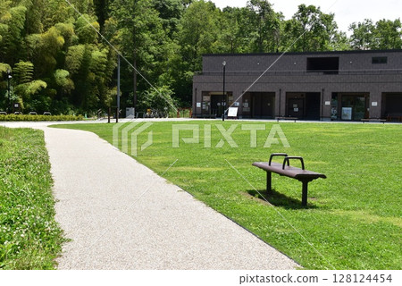 Kanagawa Prefecture, Fujisawa City Endo Sasakuboya Park Walking Trail and Biodiversity Satellite Center 128124454