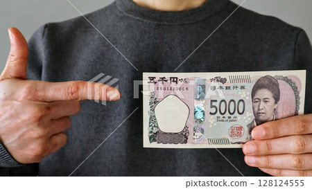 指著新版 5000 日圓鈔票的人 指著新版 5000 日圓鈔票的人 128124555