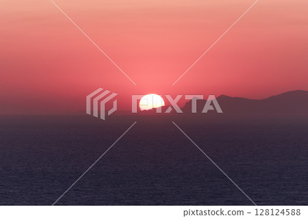 The world's best sunset over the Aegean Sea in Santorini The world's best sunset over the Aegean Sea in Santorini 128124588