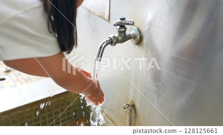 洗手的女孩在輕拍 128125661