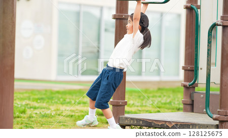 使用在雲彩的女孩在公園 128125675