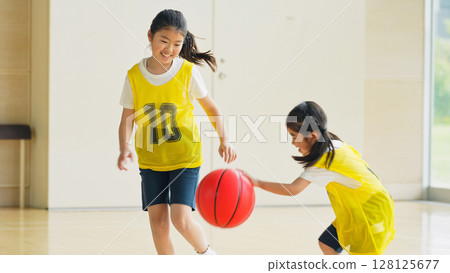 孩子們在體育館打籃球 128125677
