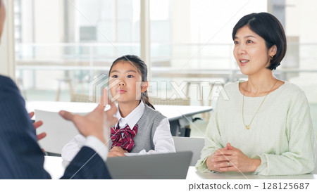 父母與孩子進行三方面談 128125687