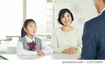 父母與孩子進行三方面談 128125689