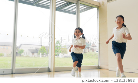 Girl running in the gym Girl running in the gym 128125698