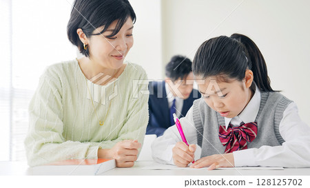 女老師指導女孩 女老師指導女孩 128125702