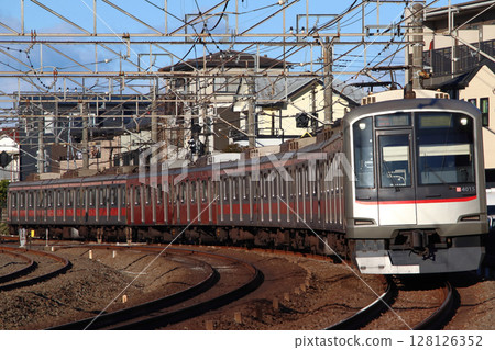 Direct to Seibu Ikebukuro Line: Tokyu Toyoko Line 4000 Series Train (Local: Q Seats attached) 128126352