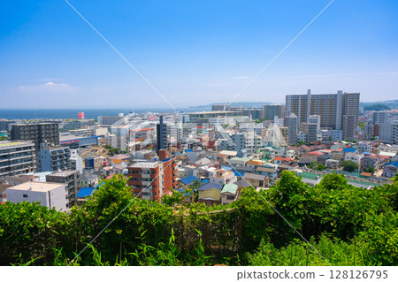 從神奈川縣橫須賀市平和中央公園看到的橫須賀市景觀 128126795