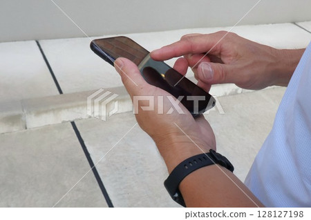 一名男子的手指操作智慧型手機 128127198
