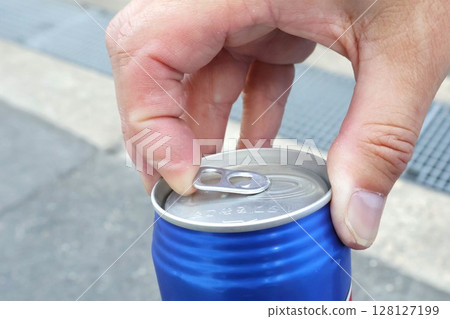 男人的手打開一罐飲料 2 128127199