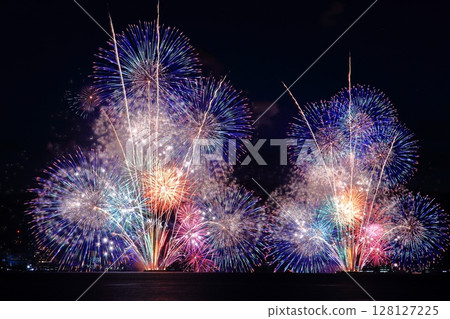 Lake Biwa Fireworks Festival (Otsu City, Shiga Prefecture) lights up the summer night sky Lake Biwa Fireworks Festival (Otsu City, Shiga Prefecture) lights up the summer night sky 128127225