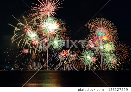 Lake Biwa Fireworks Festival (Otsu City, Shiga Prefecture) lights up the summer night sky Lake Biwa Fireworks Festival (Otsu City, Shiga Prefecture) lights up the summer night sky 128127259